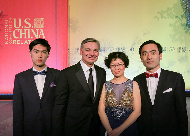 美国波⾳公司副主席雷蒙德·康纳与李庆全家合影
