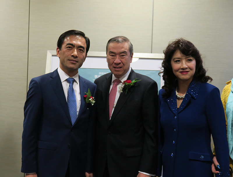 纽约警察总局原副局⻓莫⻁夫妇参加李庆联合国画 展开幕式