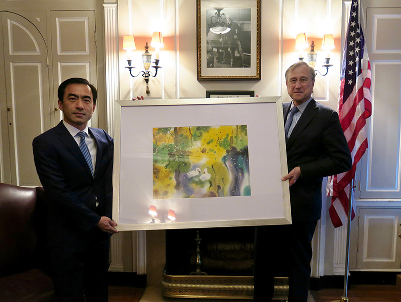 美国前总统尼克松⼥婿、纽约州共和党主席爱德华 ·考克斯在官邸收藏李庆作品