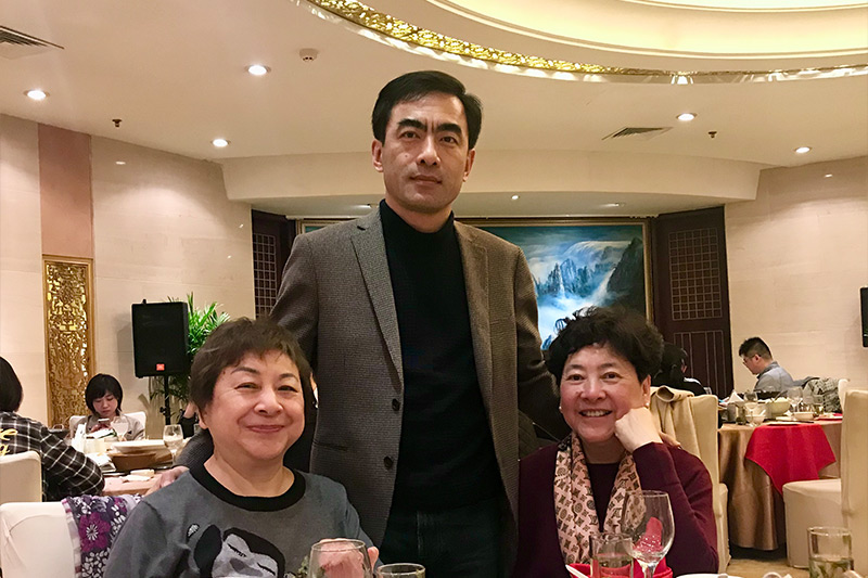 刘海粟女儿刘虹、刘蟾与李庆合影