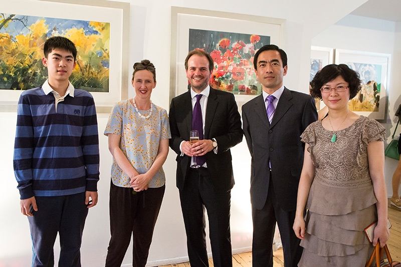 英国皇家水彩协会主席托马斯· 普伦基特（Thomas Plunkett PRWS）（中）、南京师范大学教授施茜（右一）参加李庆画展（伦敦站）开幕式