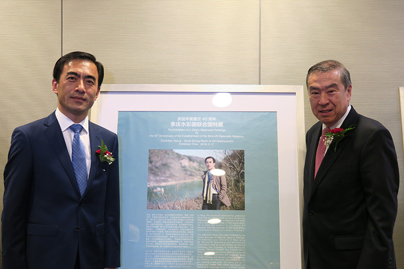 2018 年，李庆赴联合国举办个人画展，与纽约警察总局副局长莫虎合影