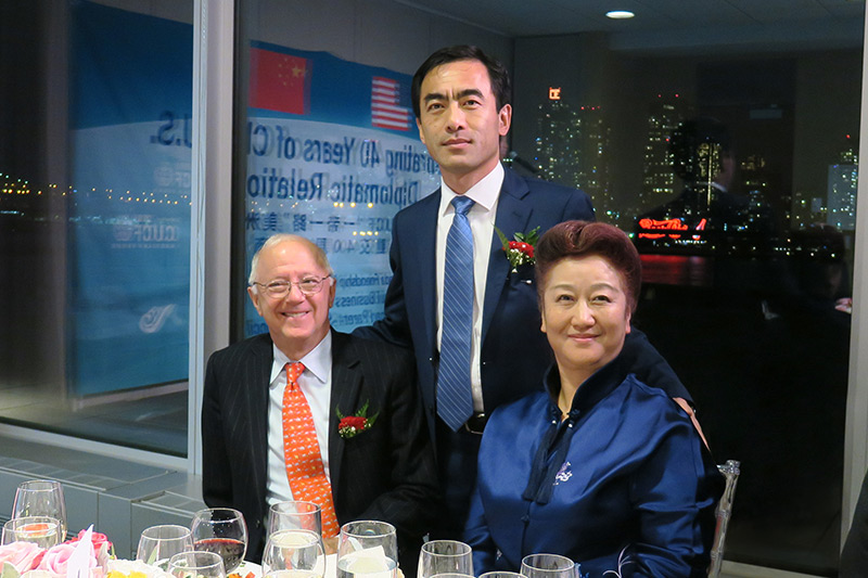 李庆与“美中关系全国委员会”会长欧伦斯（Stephen A.Orlins）、美国 高盛公司首任驻华代表黄晓京合影（摄于纽约联合国总部）