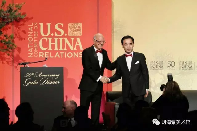 美中关系全国委员会50周年举办盛大庆典 中国著名水彩画家李庆的作品被作为终身成就奖奖品颁发给美国前国务卿基辛格博士